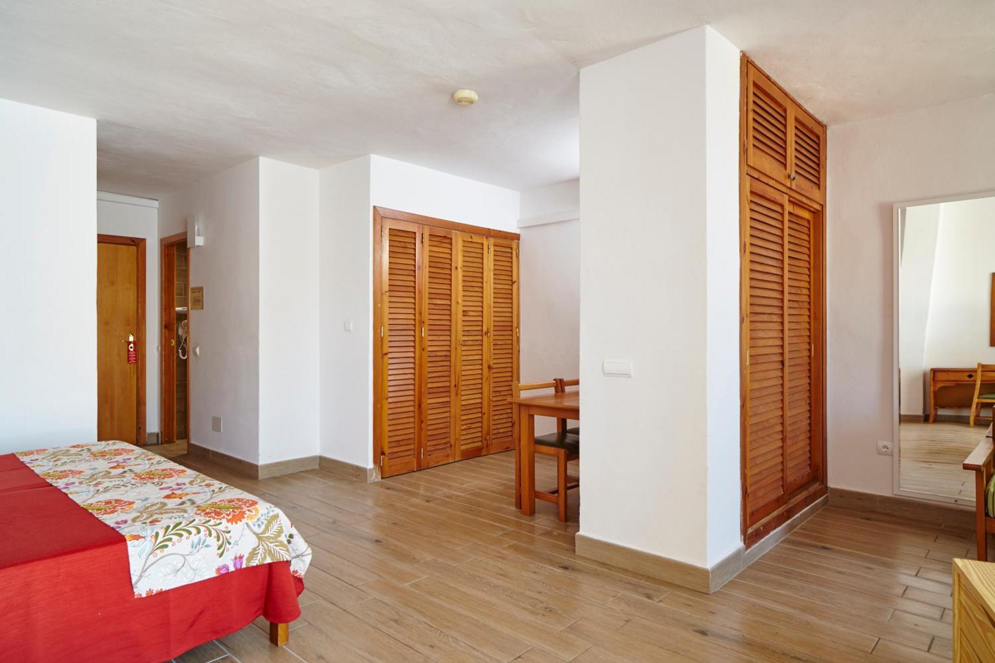 Sant Antoni de Portmany Apartamentos Ses Savines מראה חיצוני תמונה